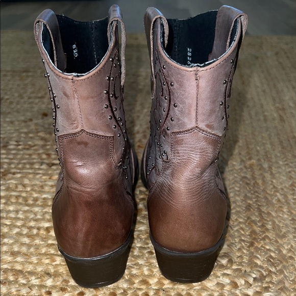 Sterling River Mauve/Brown Western Studded Leather Ankle Boots. Size 9. - Picture 5 of 7
